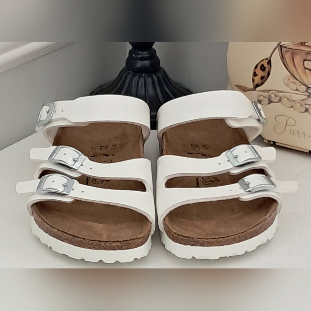 Birki's Platinum White 3 Strap Open Toe Sandal Sz 5/230 NWOB *Flawed* - Picture 3 of 11
